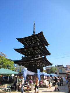 Flea market and shrine
